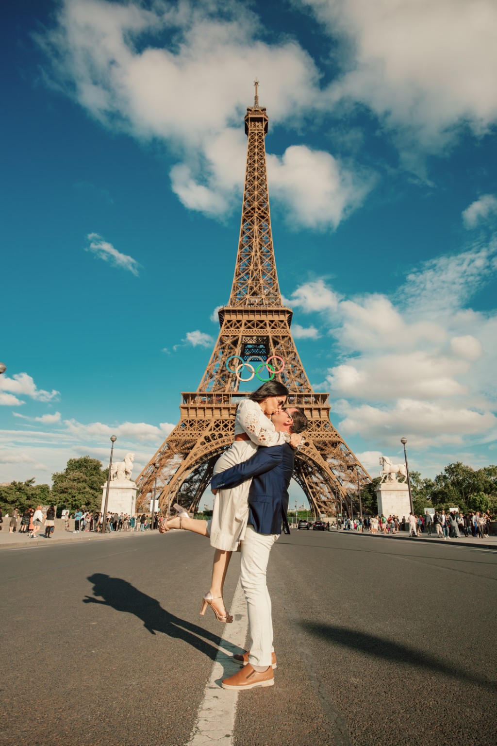 Lauri y Ricky frente a la Torre Eiffel en París